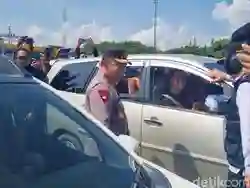 Saat Kapolri Melepas Pemudik dan Berikan Bingkisan di Tol Kalikangkung